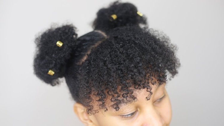 Utrymme bullar frisyr med lugg med Afro naturliga lockar