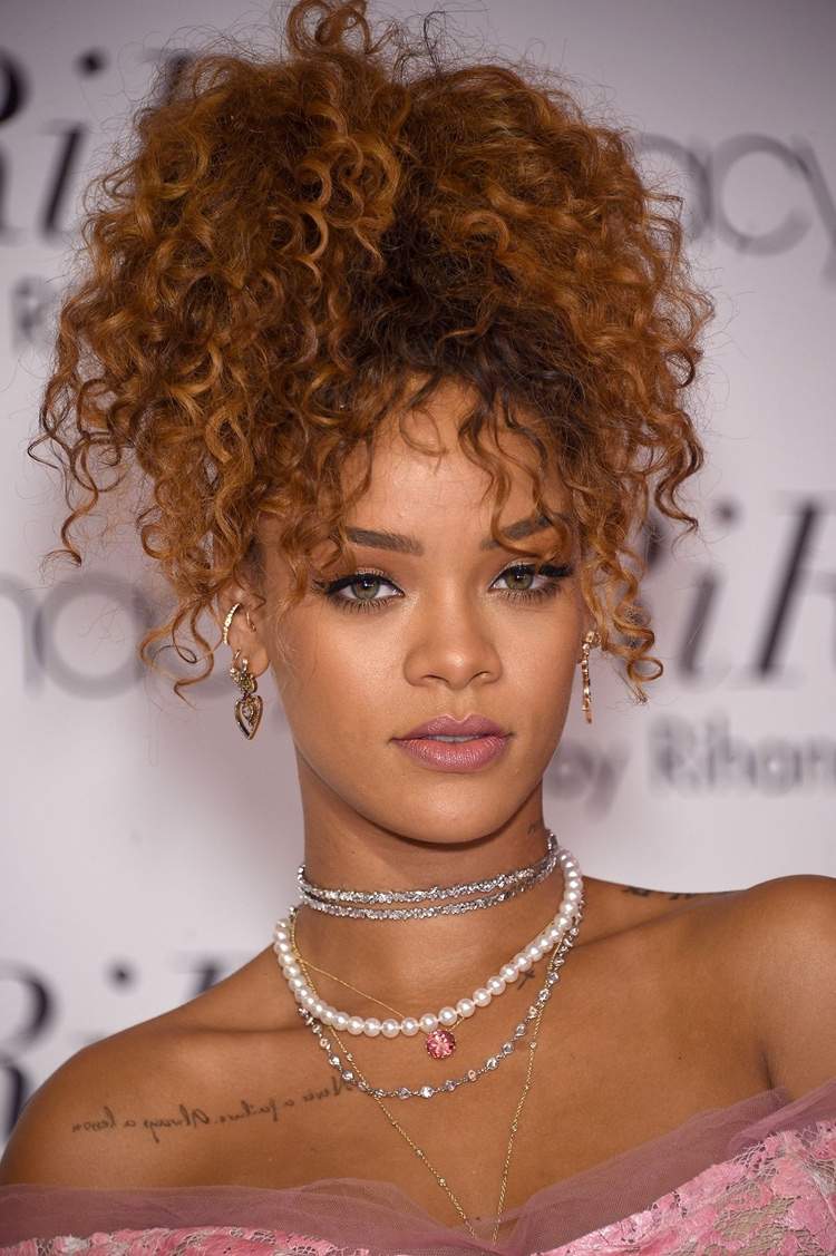 Rihanna frisyr med lockar bundna hög hästsvans