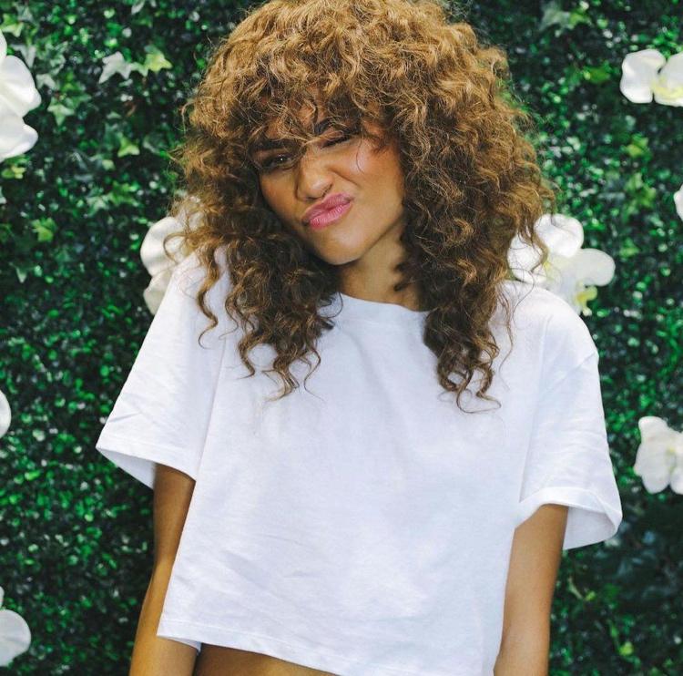 Zendaya frisyr med stubbiga lugg och lockar
