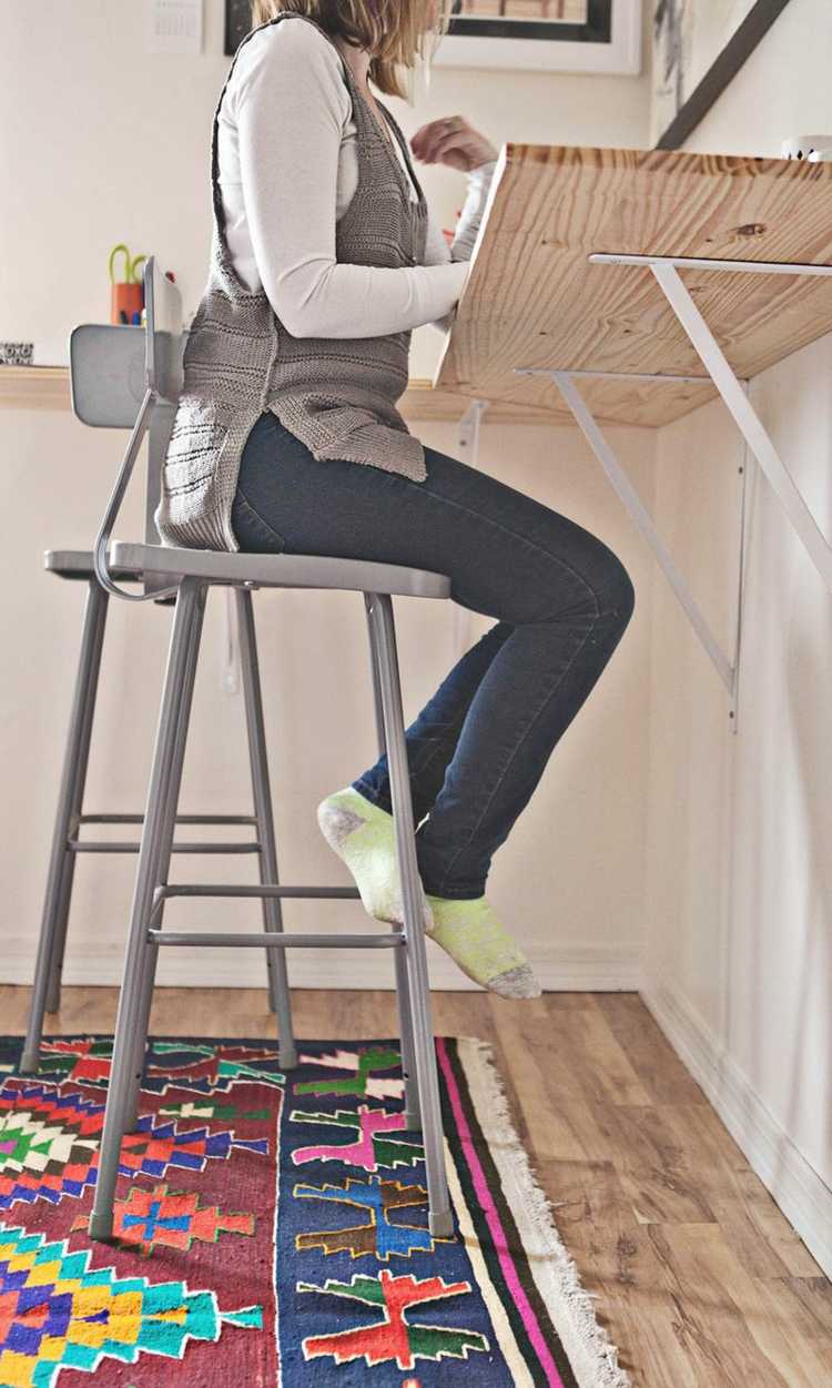 DIY idéer stående-skrivbord-bygga-flytande-effekt-matta-färgglada