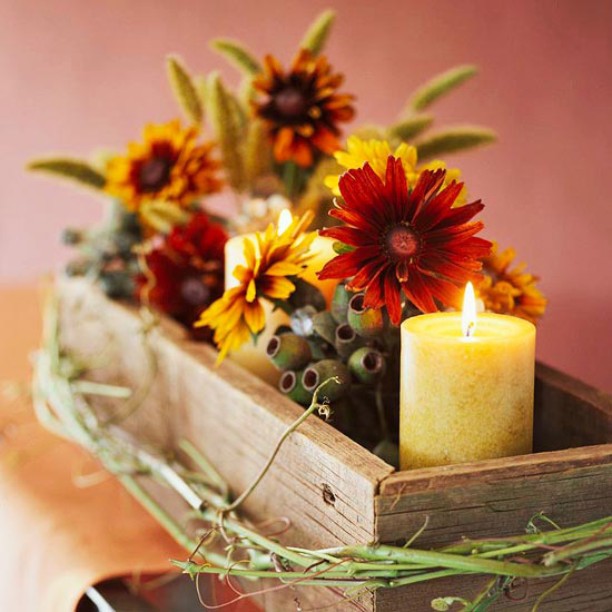 Rustik bordsdekoration - med höstredskap - tinkerblommor ljus - trähjärthållare