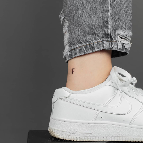 Απλό F Letter Tattoo Near The Ankle