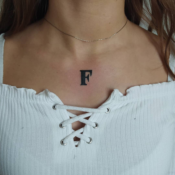 Lihavoitu F -kirjain Tatuointi