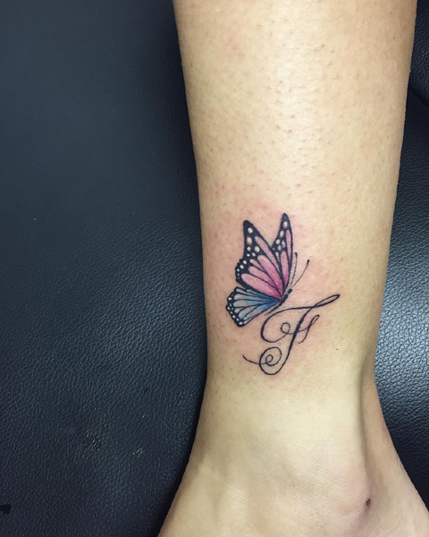 Κομψό τατουάζ γράμμα F με μια πεταλούδα