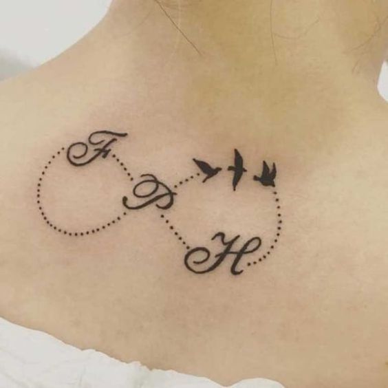 Useita kirjaimia tatuointi ääretön symboli