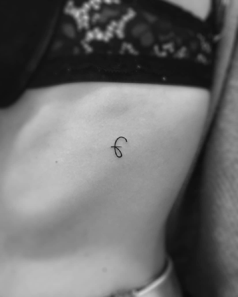 Aistillinen F -kirjaimen tatuointi