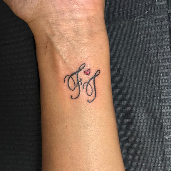 F και T γράμμα τατουάζ στο χέρι