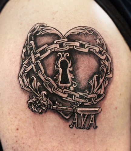 Εγκλωβισμένο σε τατουάζ κλειδαριάς και κλειδιού