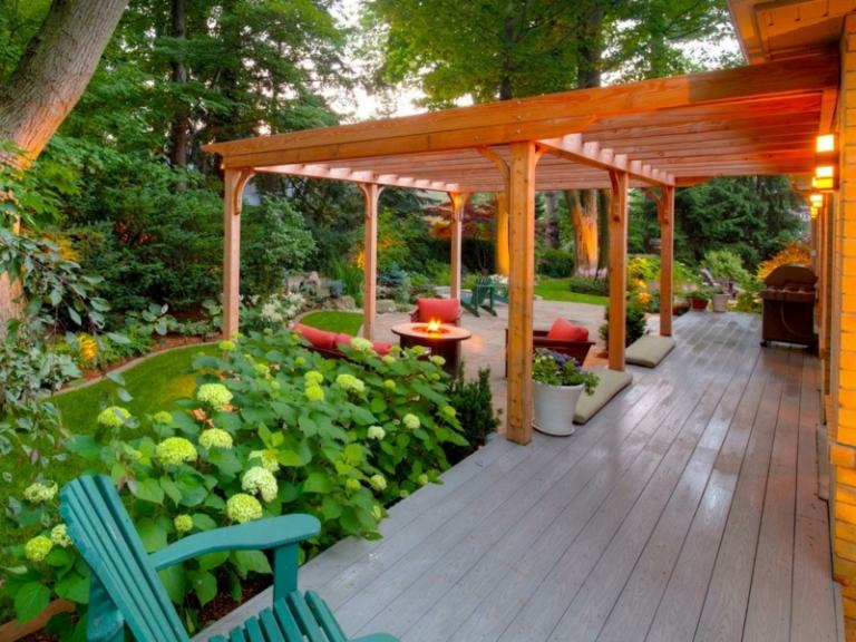 terrass i trädgården pergola takläggning träbuskar parkett spis