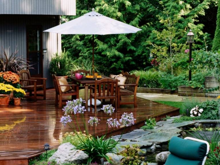 terrass i trädgården damm vatten funktion idé parkett trä trädgårdsmöbler parasoll