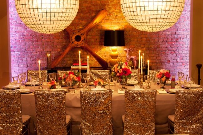 bordsdekoration-nyårsafton-bröllop-stolar-glänsande-omslag-guld-rosa