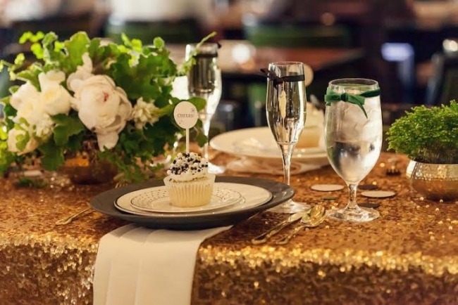 nyårsafton-bröllop-bord-dekoration-idéer-massor-glans-och-glitter-guld-duk