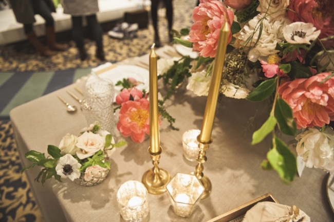 nyårsafton-bröllop-bord-dekoration-lyktor-stående ljus-gyllene