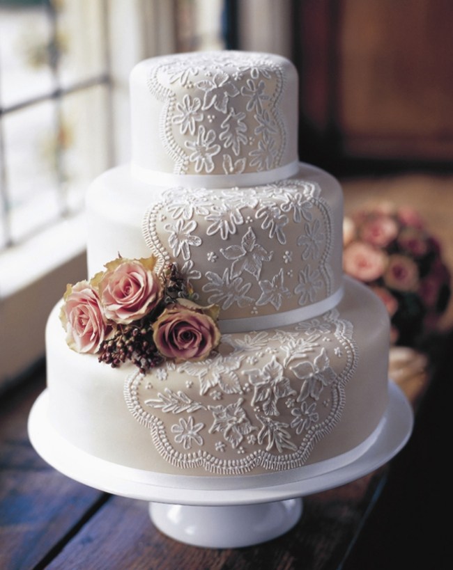 drömlik-nyårs-bröllop-golv-tårta-idéer-spets-vit