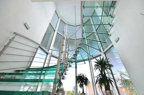 Sevilla Vetro cantilevered spiraltrappa glassteg metallräcke