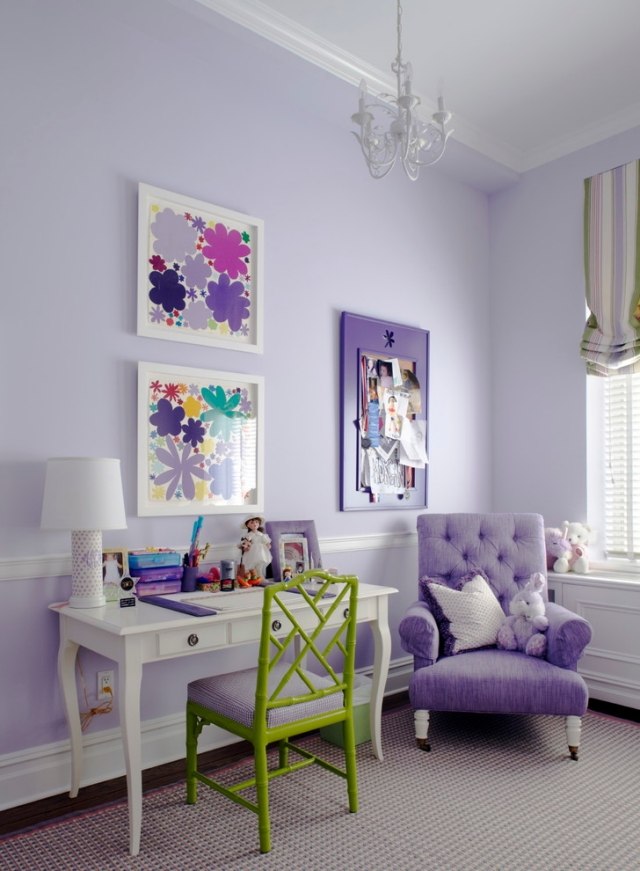 Skrivbord-för-barnrum-stol-grön-fåtölj-lila-vägg-färg-subtil