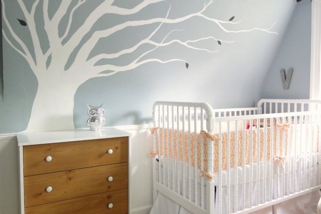 baby-rum-grå-vägg-färg-ljus-uhu-träd-vägg-dekoration-vit-spjälsäng