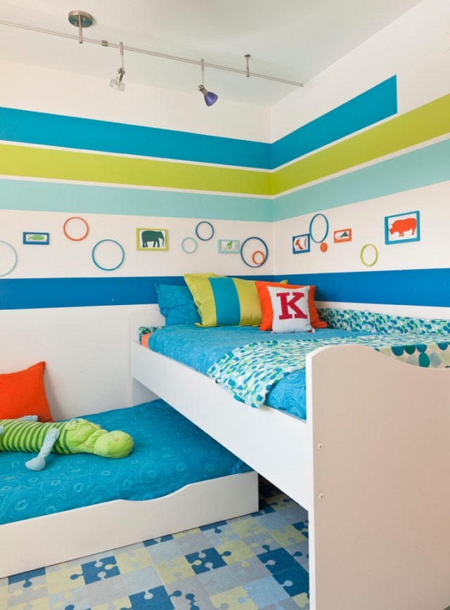 Barnrum-syskon-sängar-vita-väggar-blå-gröna-ränder