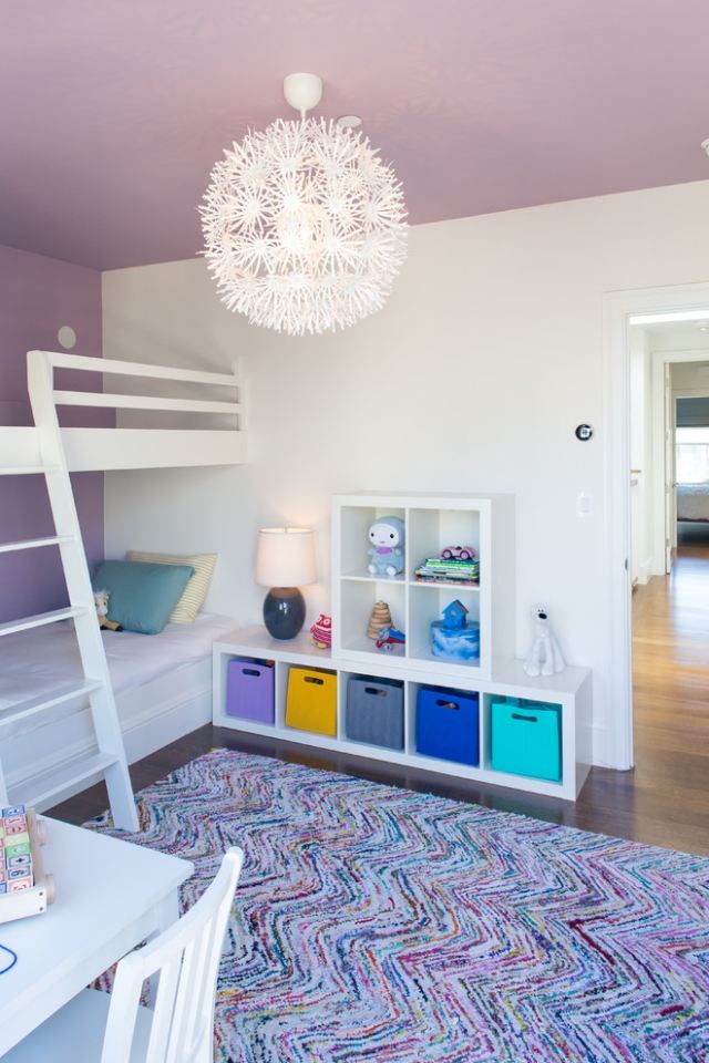 lila-målning-tak-barnrum-loft-säng-vit-ram-mattmönster