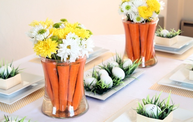 idéer påsk dekoration bord blommor vaser morötter ägg konstgräs