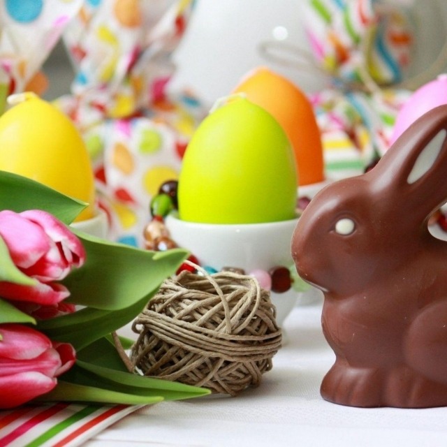 Påsk dekoration idéer bords tulpaner choklad kanin äggformade ljus