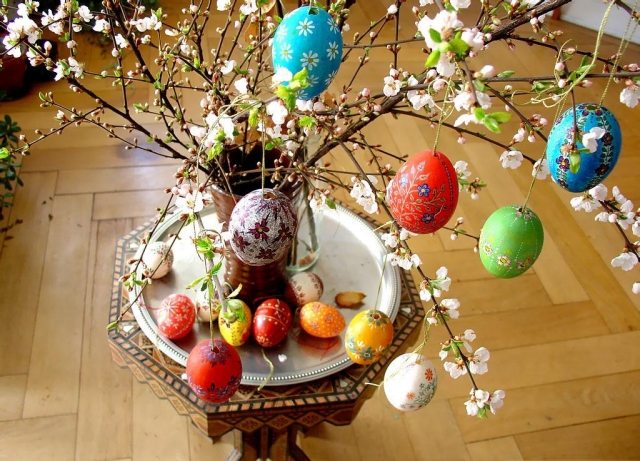 påsk dekoration hus körsbär grenar ägg prydnader sidobord