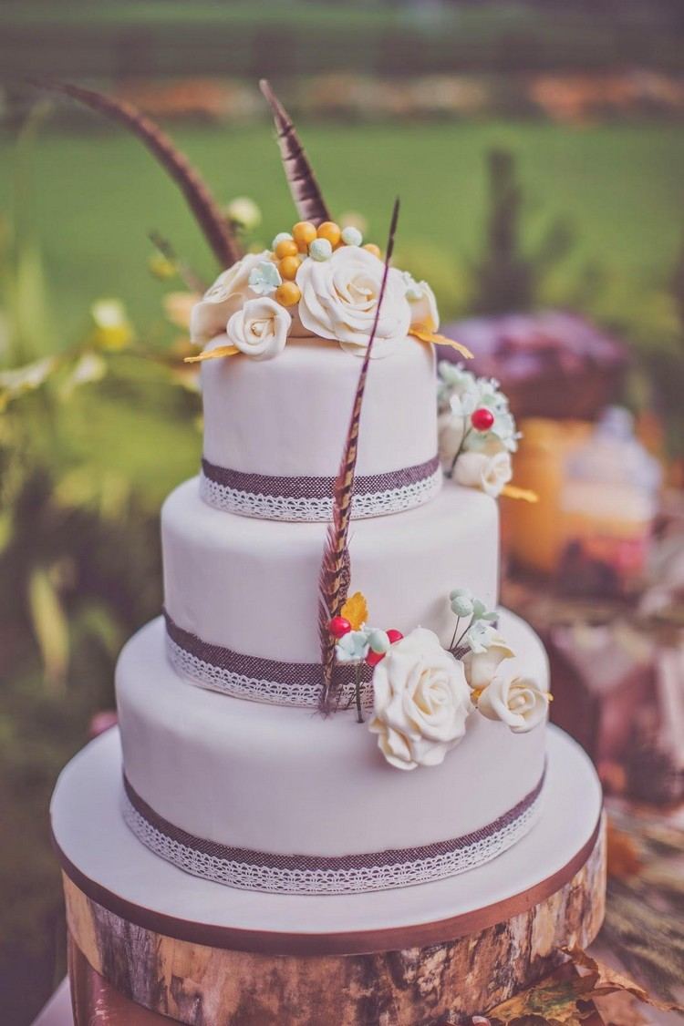 perfekt-bröllop-tårta-vintage-stil-spets-kant-ros-fondant