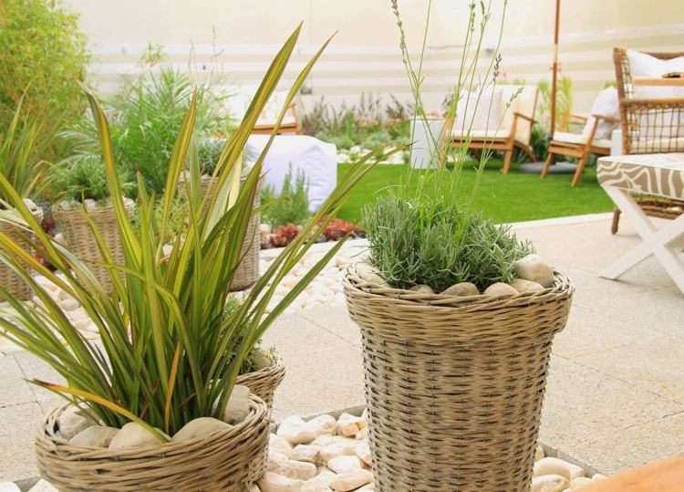 Idéer för terrassdesign -vävda-planter-dekorativa stenar-naturstenplattor-terrassbeläggning