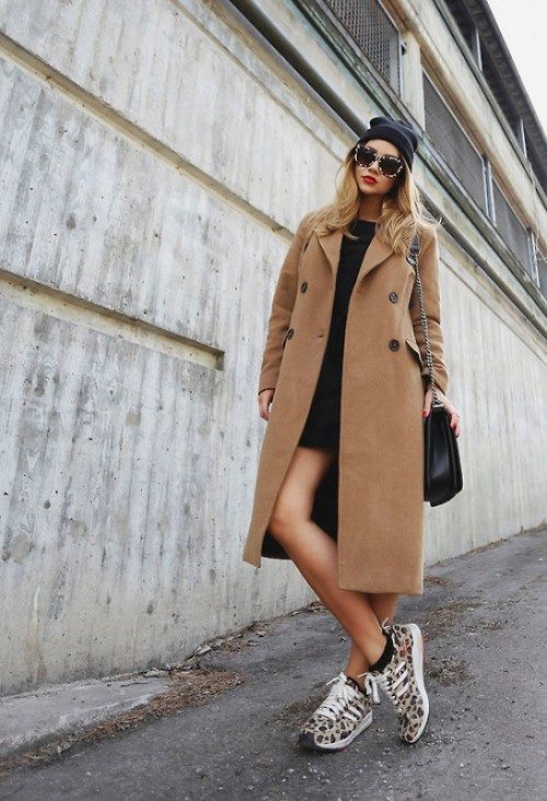 trendig-höst-outfit-kamel-kappa-kort kjol-sneakers-leopardmönster