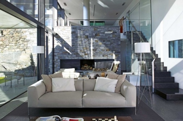 idéer moderna vardagsrum stenvägg glasfönster