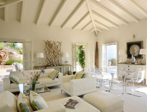 Vitt vardagsrum med vita stoppade möbler i akryl i medelhavsstil