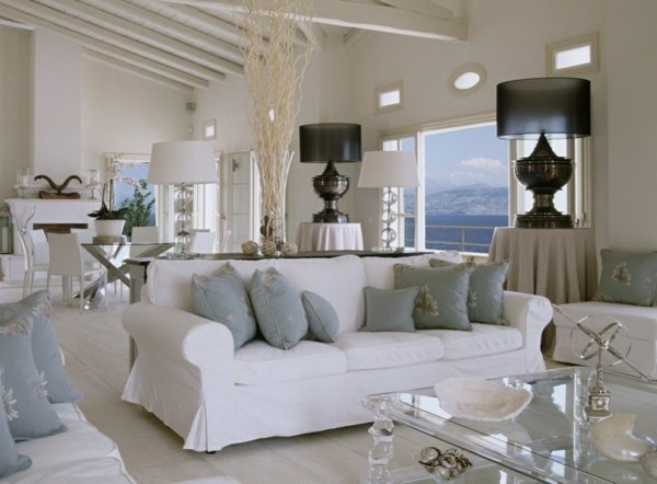 Vardagsrum vita möbler Medelhavsstil
