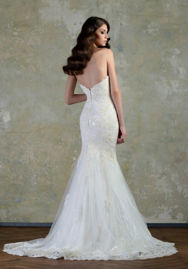 bröllopsklänning-elegant-rygglös-figur-kram-klassisk-design-med-tåg-timglas-snitt