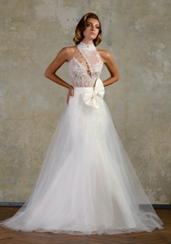 bröllopsklänning-spets-rosett-topp-trend-pärlstav-topp-kristall-broderad-chiffong-botten