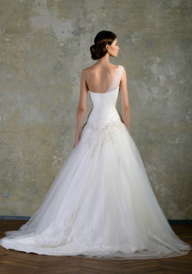 elegant-bröllopsklänning-design-romantisk-blomma-dekoration-spets-en-axel-halsringning