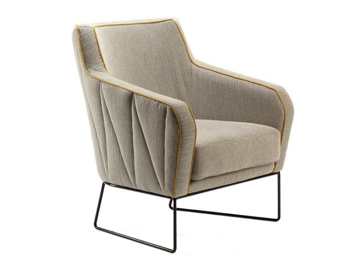 Fåtölj-med-retro-design-metallram-CROIX-I-Mambo-idéer-för-vardagsrum-möbler