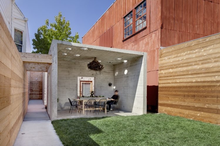 utomhus-område-modern-tak-betong-matplats-gräsmatta