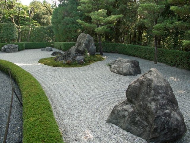 Meditativ trädgårdstenarrangemang-japansk trädgårdskonst