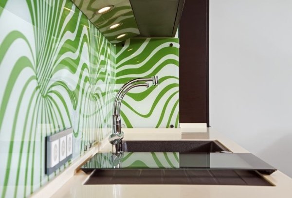 Köksglas bakväggsmotiv grön vit abstrakt infälld belysning