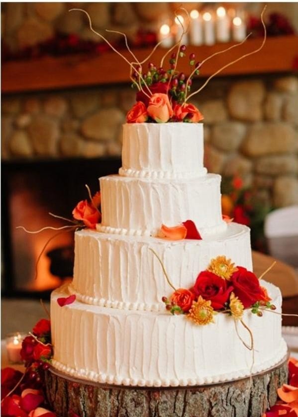 chic-vit-tårta-för-bröllop-dekoration