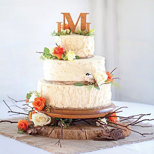 rustik-tårta-bröllop-fågel-ros-dekoration
