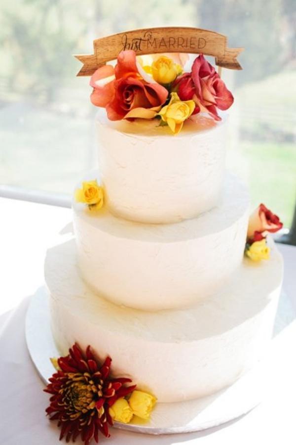 rosa-vit-bröllop-tårta-dekorerade-blommor