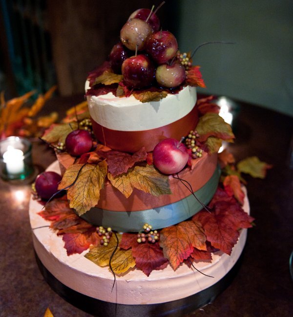 färgglada-bröllop-tårta-blad-höst-äpplen