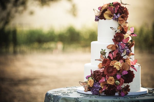 mycket-chica-blommor-dekorerade-tårta-bröllop