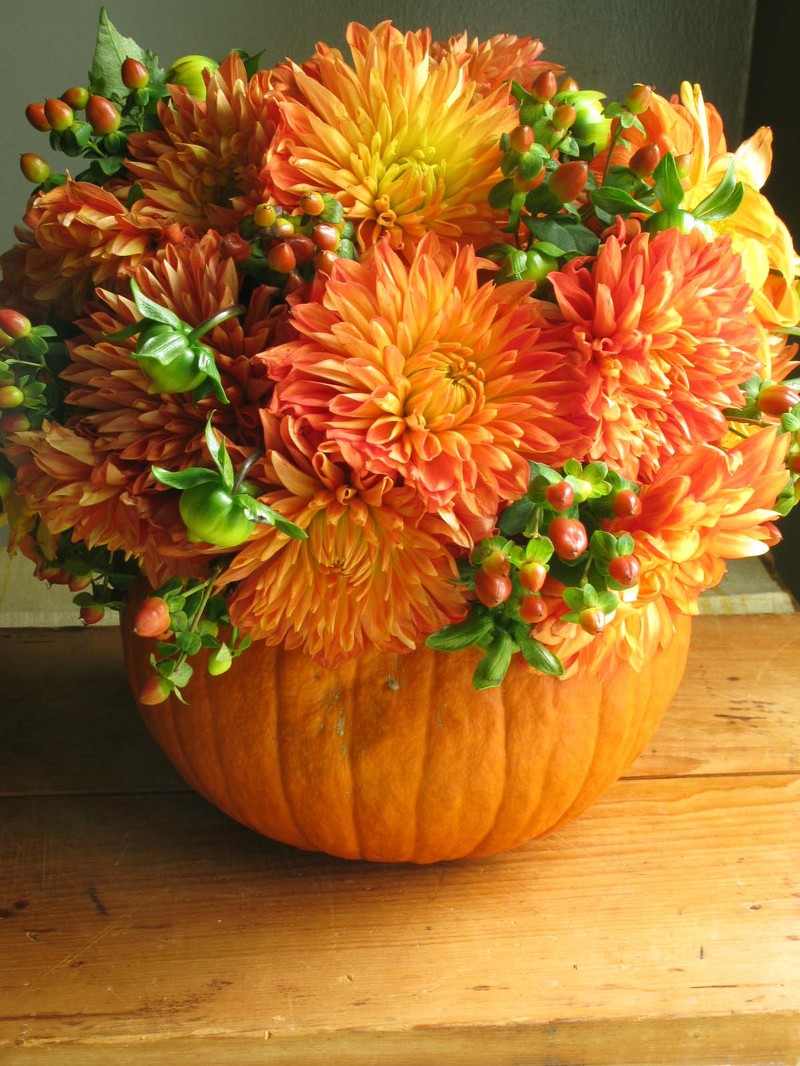 idéer-höst-dekoration-apelsin-pumpa-blomma-vas-blommor-vackert-fantastiskt