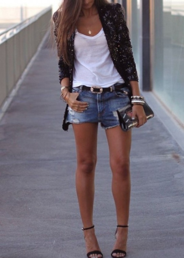 denim-shorts-outfit-sommar-vit-jacka
