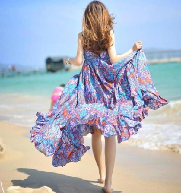 kvinna-lång-klänning-strand-mode-sommar