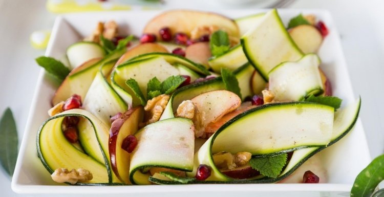 rå-zucchini-äpple-valnöt-sallad recept