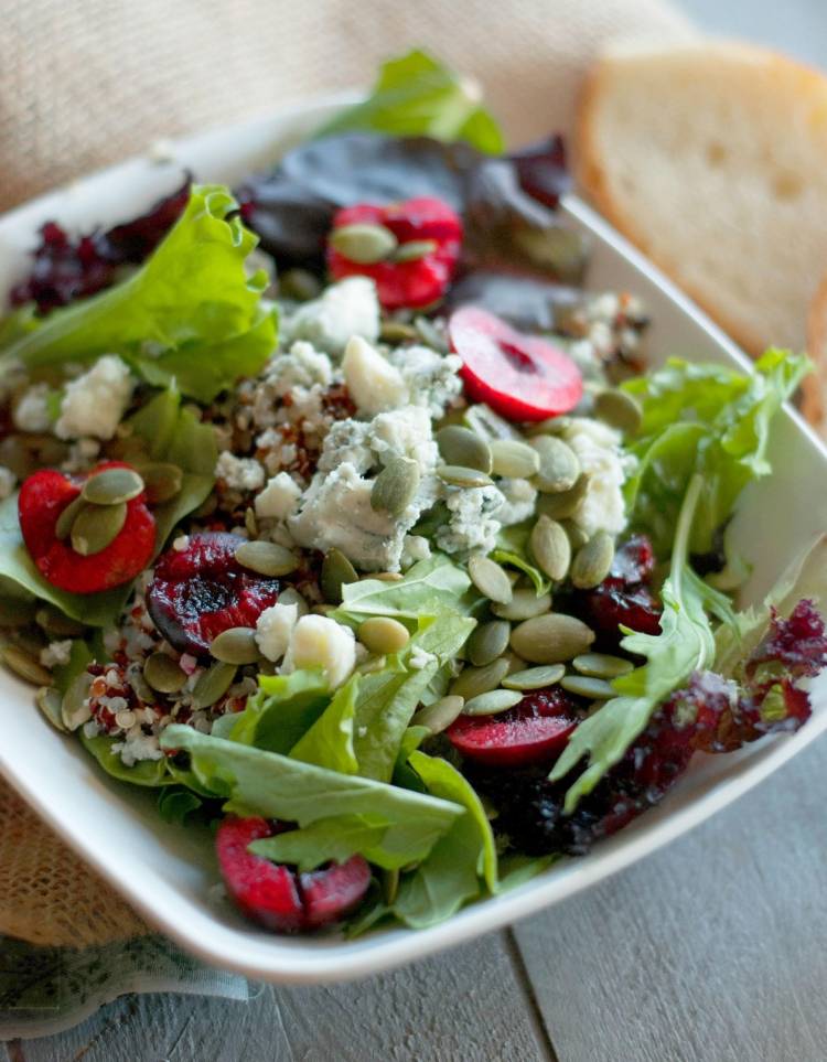Cherry-quinoa-sallad-pumpafrön-recept