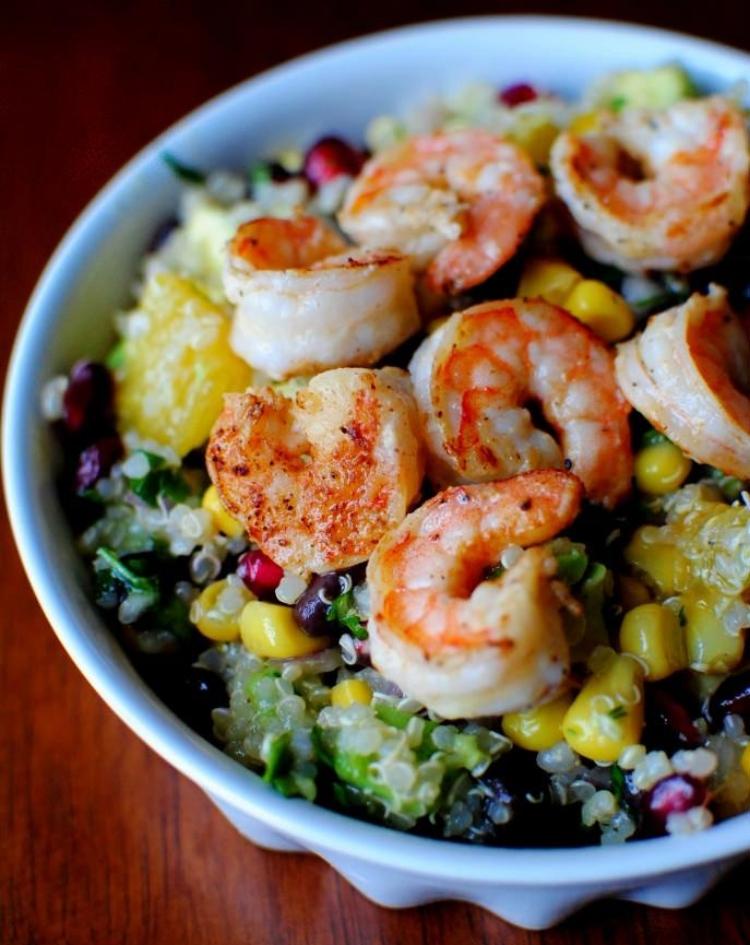 quinoa-sallad-räkor-majs-granatäpplefrön